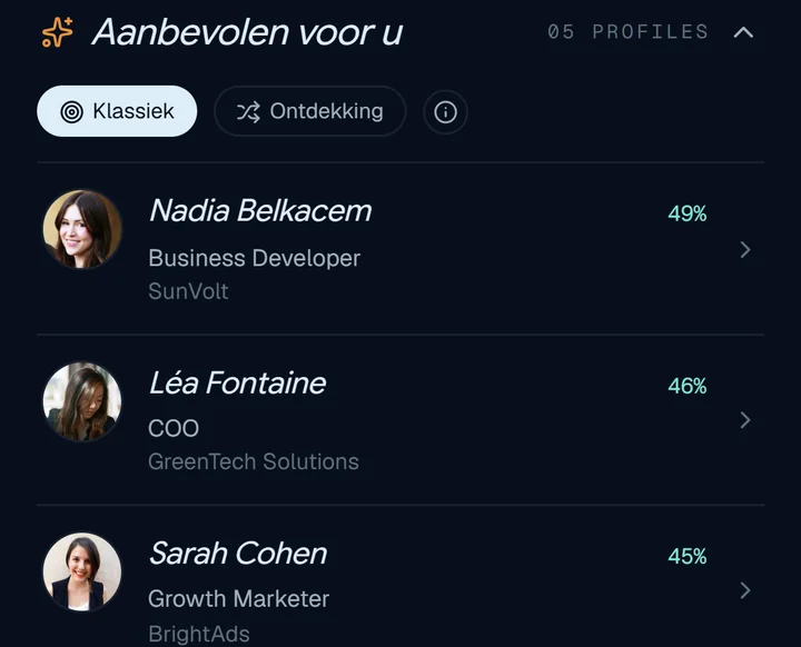 Schermafbeelding van de app: drie aanbevolen personen, met hun matchpercentage
