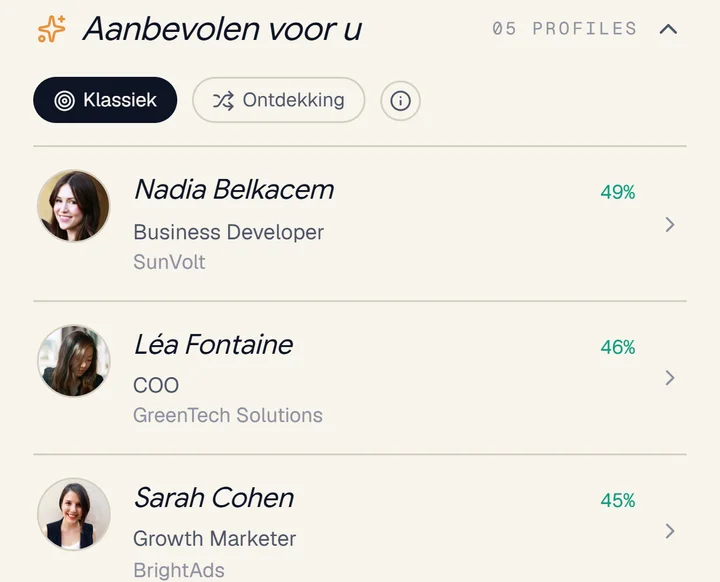 Schermafbeelding van de app: drie aanbevolen personen, met hun matchpercentage